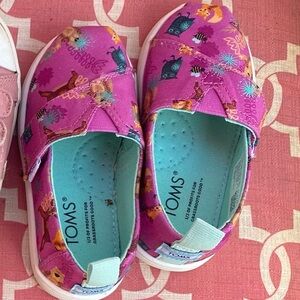 Size 7 toddler Toms pink